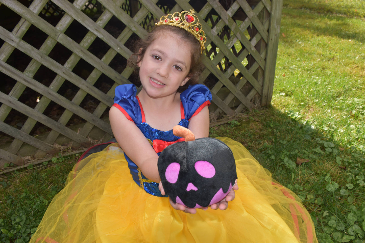 6" Halloween Plush - Poison Skull Apple